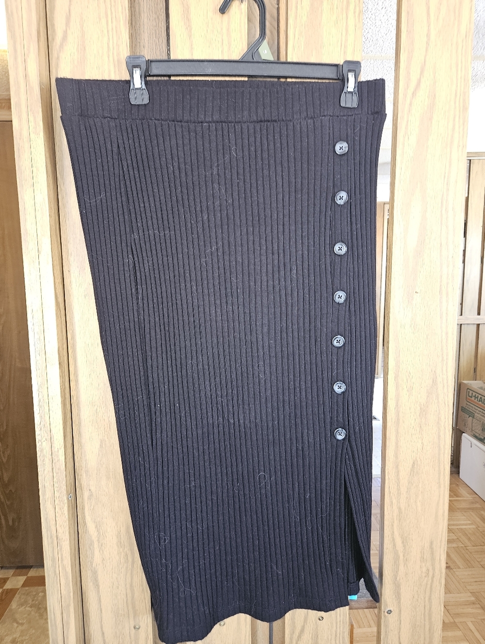 Time and Tru Sz L Black Ribbed Button-Accent Midi Skirt